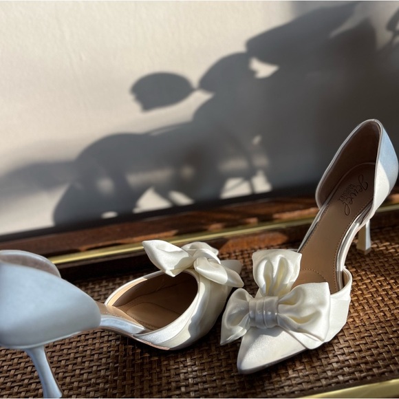 Elegant Jewel Badgley Mischka White Bow Bridal Pumps - Picture 14 of 15